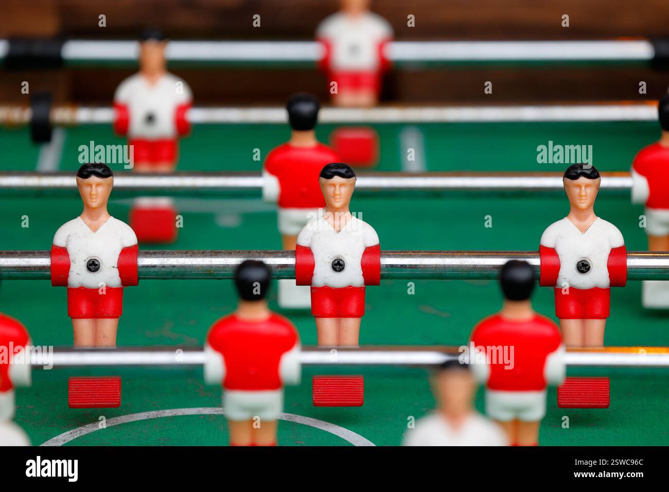 Tischfußball, Tischfußball, Tischfußballfiguren aus der Nähe. Konformitäts- und Identitätskrisenkonzept Stockfoto