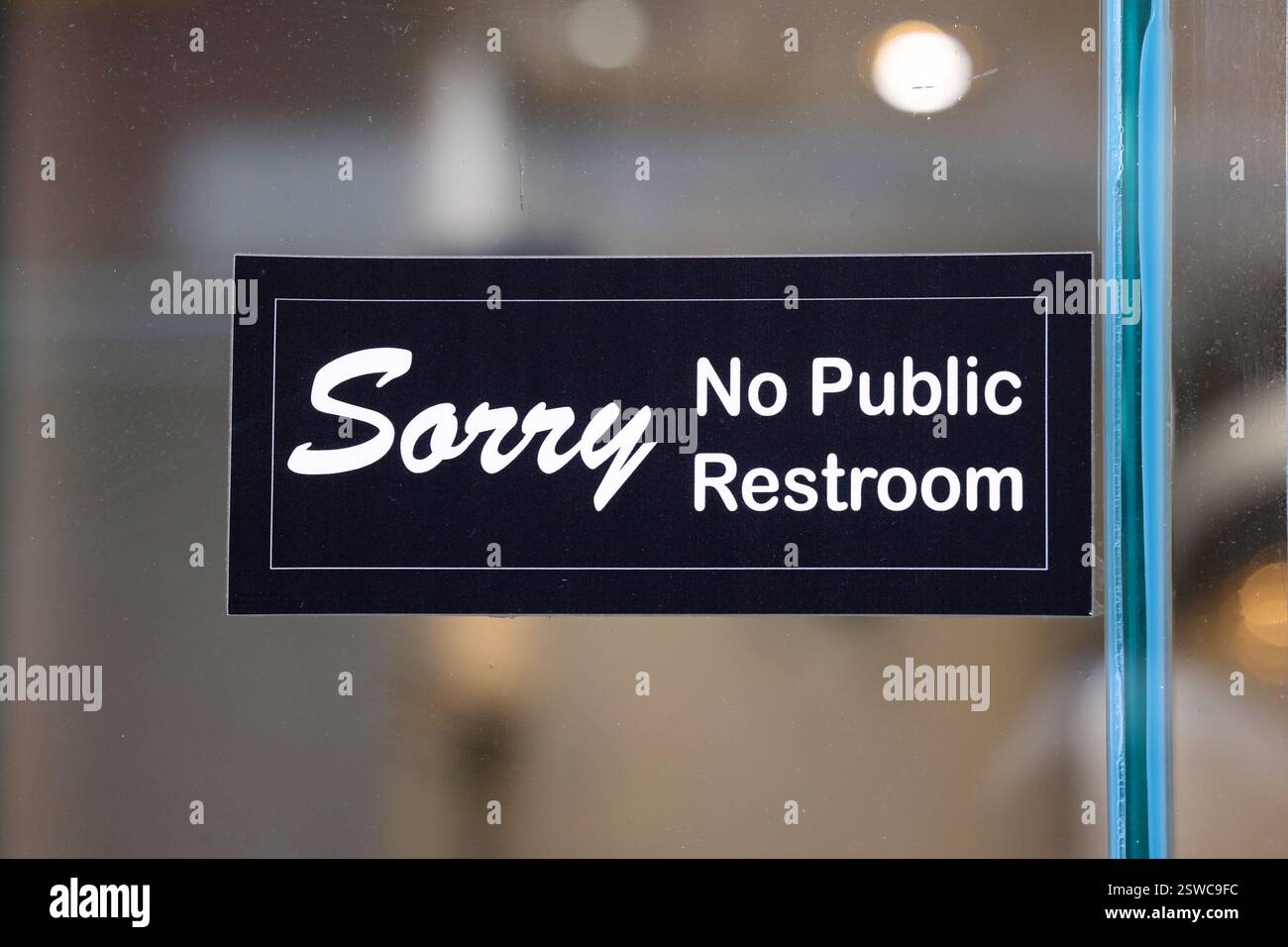 Ein Schild mit Entschuldigung keine öffentlichen Toiletten vor der Tür zu einem Geschäft in New York City. Stockfoto