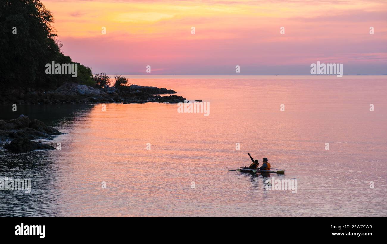 Kajakabenteuer bei Sonnenuntergang auf Koh Munnork Island in Rayong, Thailand Stockfoto