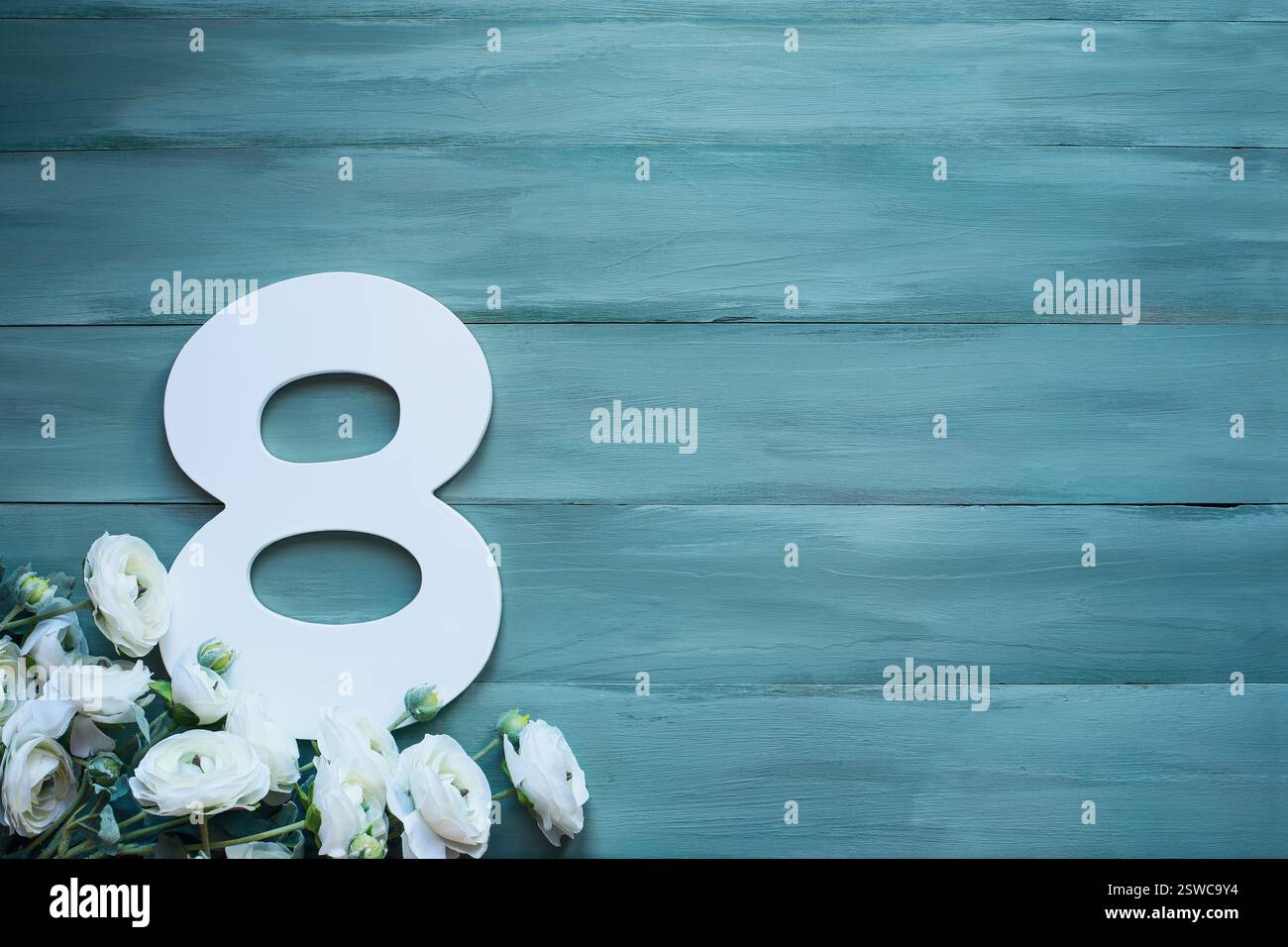 Hölzerne Nummer acht mit weißen Blumen zum 8. März. Tabelle Draufsicht mit Kopierbereich. Stockfoto