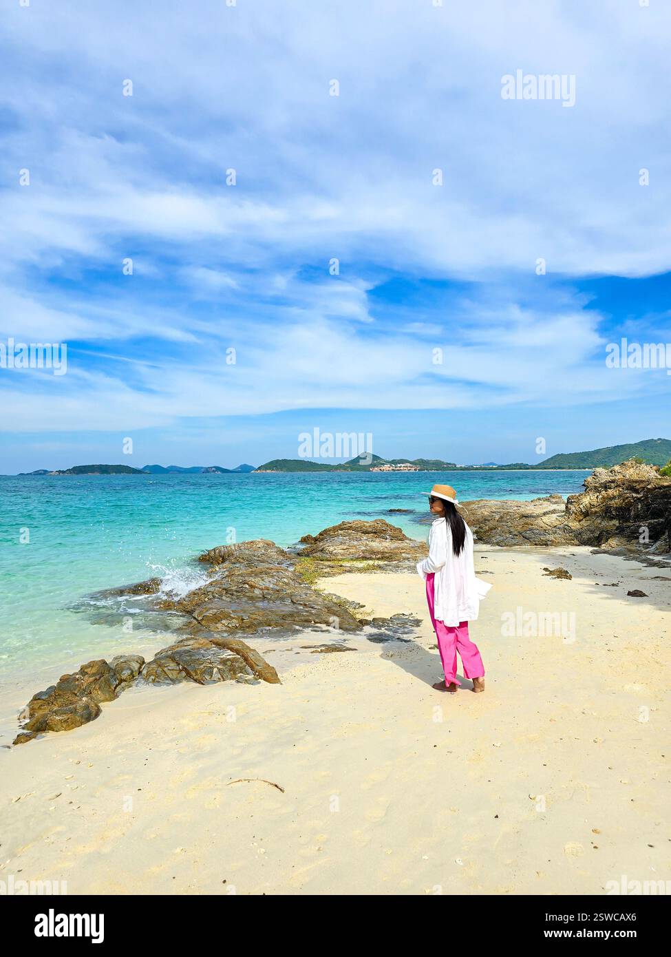Ruhe auf Samae San Island mit azurblauem Wasser und einer ruhigen Küste unter hellem Himmel Stockfoto