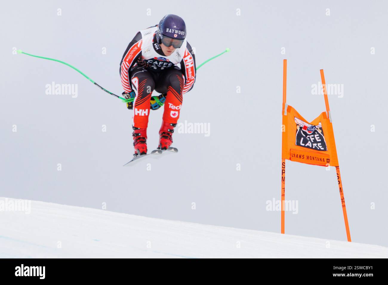 Der kanadische Bergsteiger Brodie Seger stürzt am ersten Tag des Abfahrtstrainings bei der Cry d'er Pause auf die National Piste. Vom 19. Bis 23. Februar 2025 finden in Crans-Montana, Wallis, Schweiz, die Abfahrt und die Super-G-Rennen des Audi FIS Ski World Cup statt. Die Abfahrt der Männer ist für den 22. Februar geplant, gefolgt vom Super-G am 23. Februar. Athleten treten auf der nationale Piste an, beginnend mit Bella Lui. Dies ist die erste Weltmeisterschaft für Männer in Crans-Montana seit 2012. Stockfoto