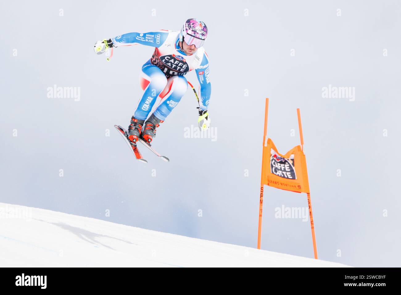 Der französische Bergsteiger Maxence Muzaton stürzt in der Cry d'er Pause am ersten Tag des Abfahrtstrainings in die Nationalpiste. Vom 19. Bis 23. Februar 2025 finden in Crans-Montana, Wallis, Schweiz, die Abfahrt und die Super-G-Rennen des Audi FIS Ski World Cup statt. Die Abfahrt der Männer ist für den 22. Februar geplant, gefolgt vom Super-G am 23. Februar. Athleten treten auf der nationale Piste an, beginnend mit Bella Lui. Dies ist die erste Weltmeisterschaft für Männer in Crans-Montana seit 2012. Stockfoto