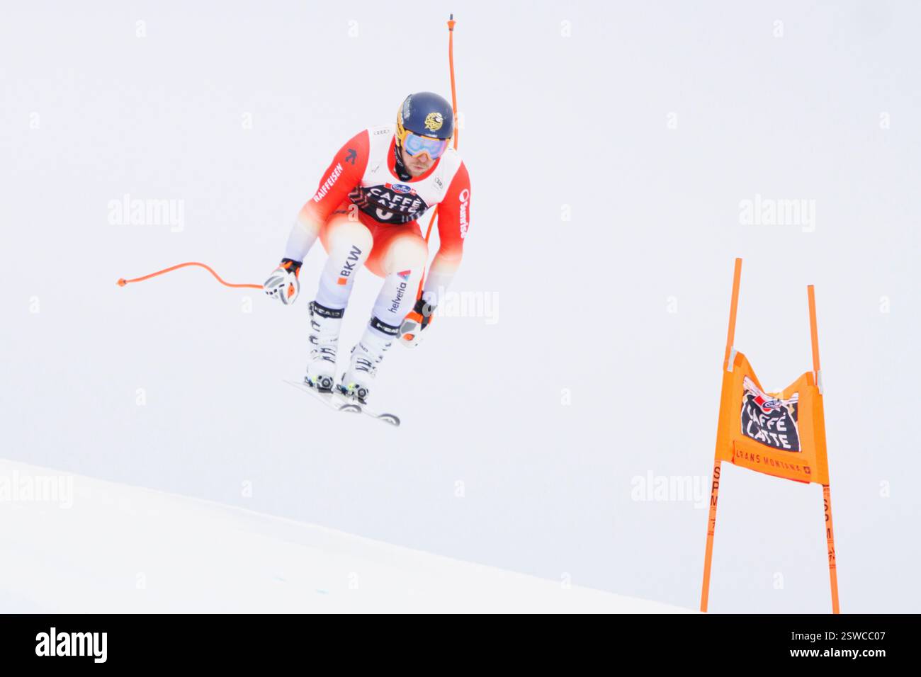 Der Schweizer Alpinist Justin Murisier stürzt am ersten Tag des Abfahrtstrainings bei der Cry d'er Pause auf die Nationalpiste. Vom 19. Bis 23. Februar 2025 finden in Crans-Montana, Wallis, Schweiz, die Abfahrt und die Super-G-Rennen des Audi FIS Ski World Cup statt. Die Abfahrt der Männer ist für den 22. Februar geplant, gefolgt vom Super-G am 23. Februar. Athleten treten auf der nationale Piste an, beginnend mit Bella Lui. Dies ist die erste Weltmeisterschaft für Männer in Crans-Montana seit 2012. Stockfoto