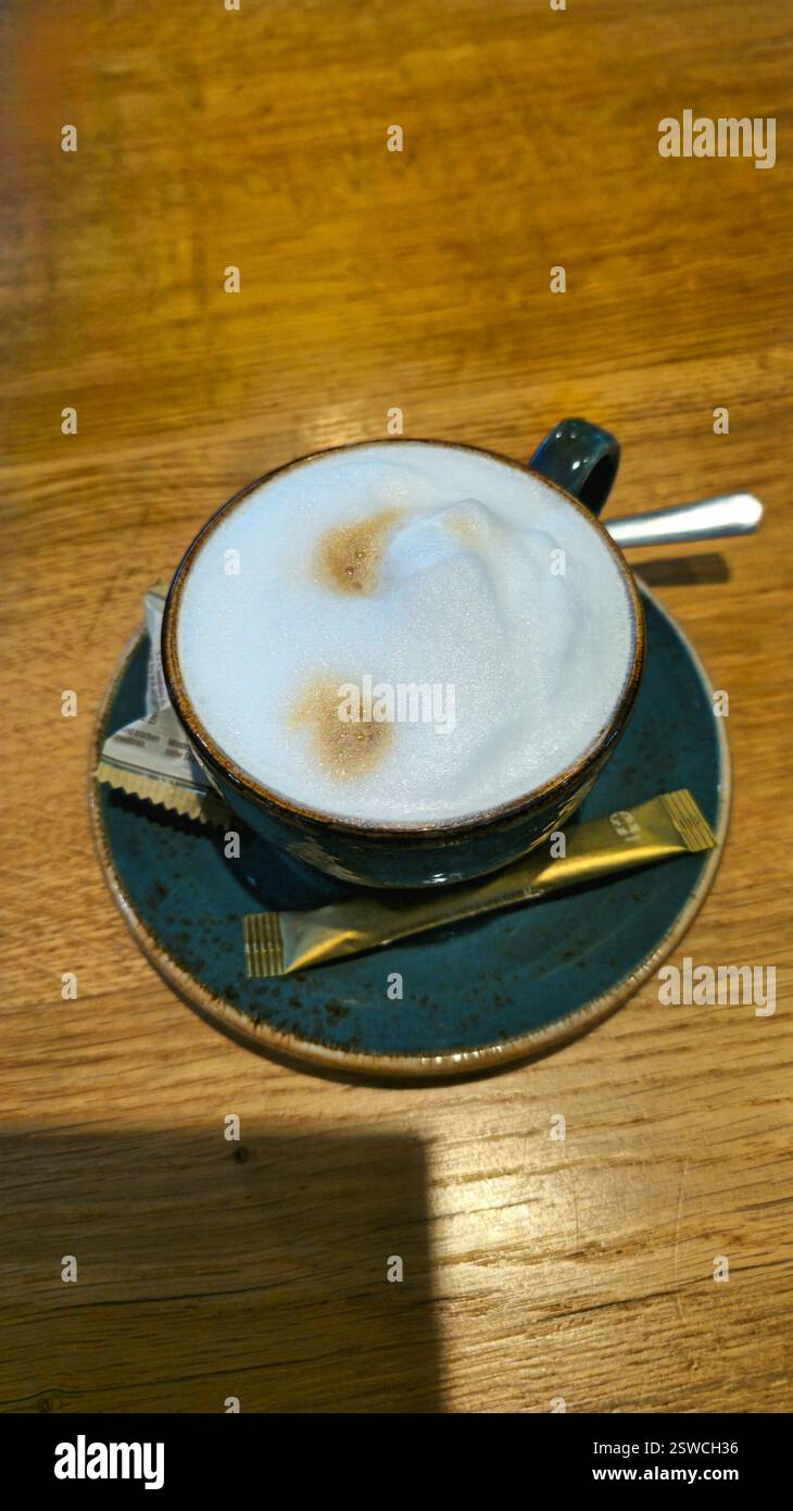 Erleben Sie die entzückende Cappuccino Art in einem gemütlichen Café mit reichen Aromen Stockfoto
