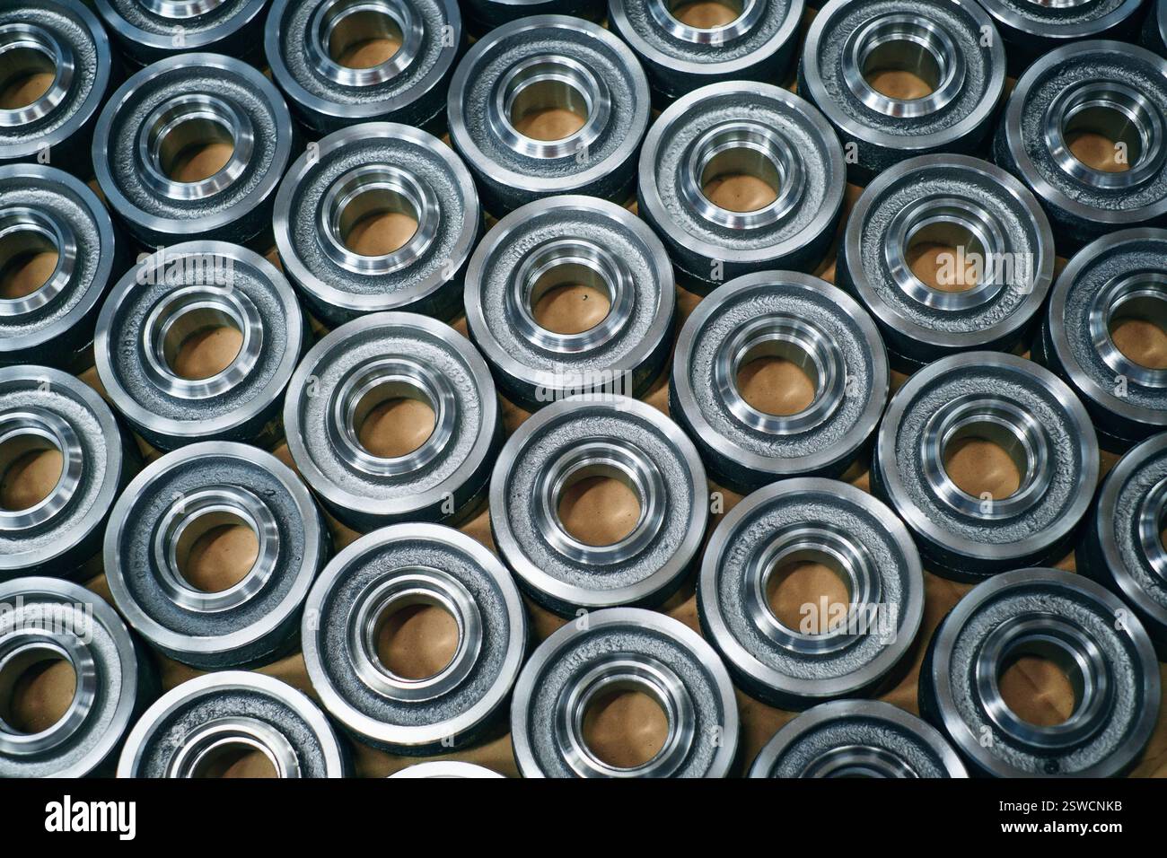 Kreisförmige Metallteile: Nahaufnahme der bearbeiteten Komponenten, die eng aneinander angeordnet sind Stockfoto