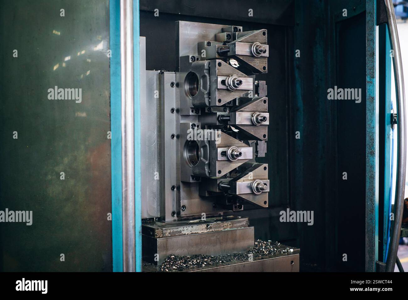 Metallbearbeitungsmaschinen: Nahaufnahme einer CNC-Fräsmaschine in Aktion Stockfoto