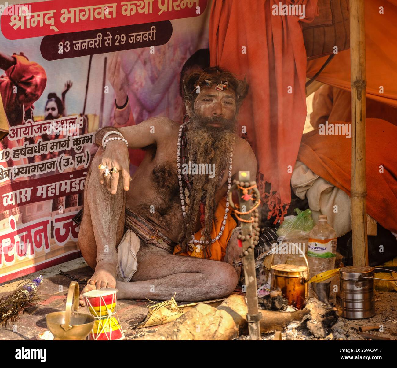 Naga Sadhu entspannt sich in ihrem Zelt während des Maha Kumbh Mela Festivals in Prayagraj, Indien. Stockfoto