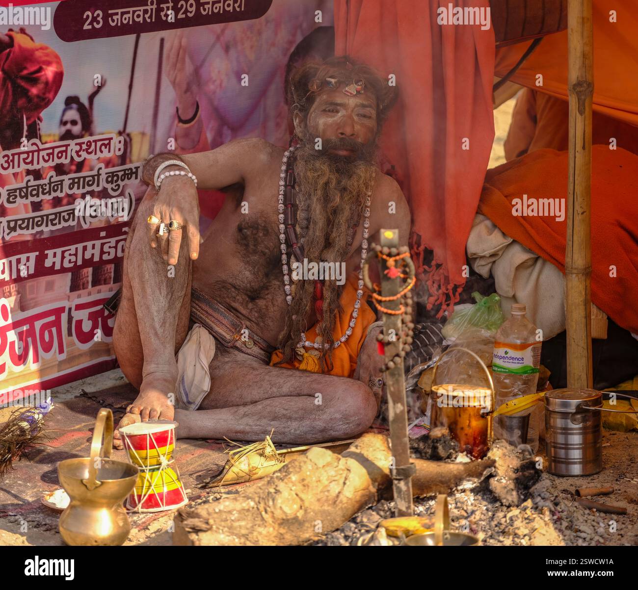 Naga Sadhu entspannt sich in ihrem Zelt während des Maha Kumbh Mela Festivals in Prayagraj, Indien. Stockfoto