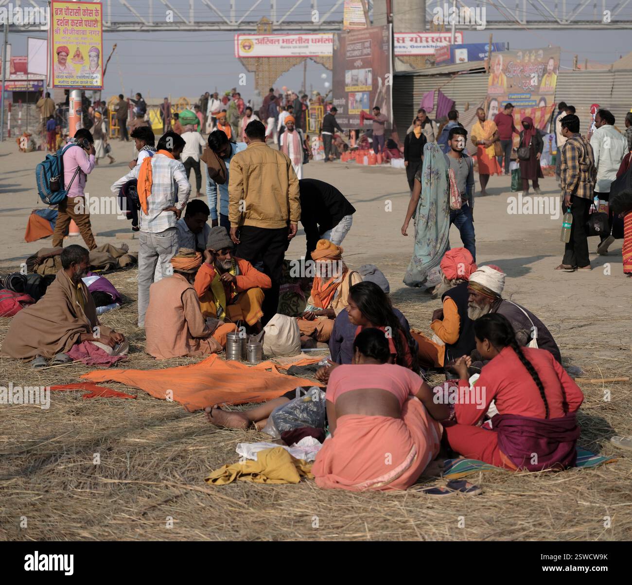 Pilger versammeln sich in pulsierenden Menschenmengen im Triveni Sangam im Maha Kumbh Mela in Prayagraj, Indien, um ihren Glauben mit einem heiligen Bad zu feiern. Stockfoto