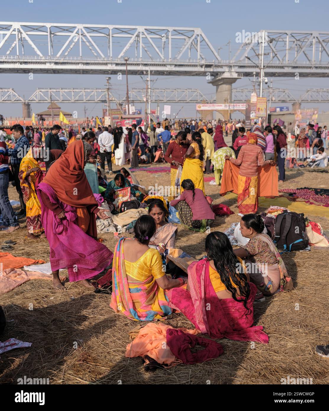 Pilger versammeln sich in pulsierenden Menschenmengen im Triveni Sangam im Maha Kumbh Mela in Prayagraj, Indien, um ihren Glauben mit einem heiligen Bad zu feiern. Stockfoto