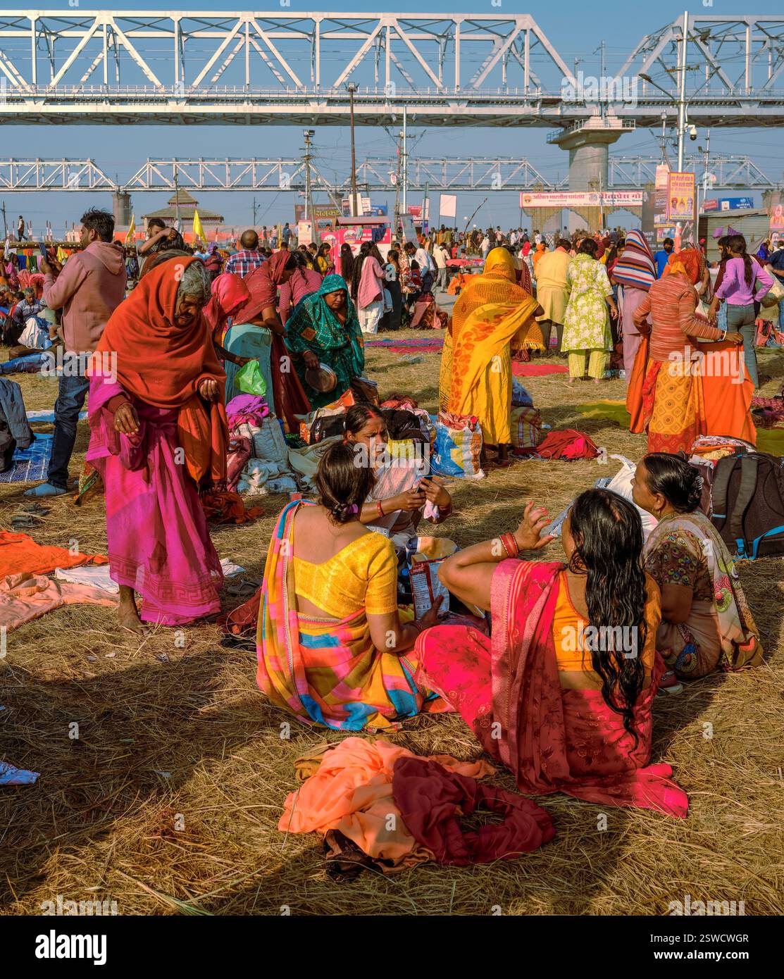 Pilger versammeln sich in pulsierenden Menschenmengen im Triveni Sangam im Maha Kumbh Mela in Prayagraj, Indien, um ihren Glauben mit einem heiligen Bad zu feiern. Stockfoto