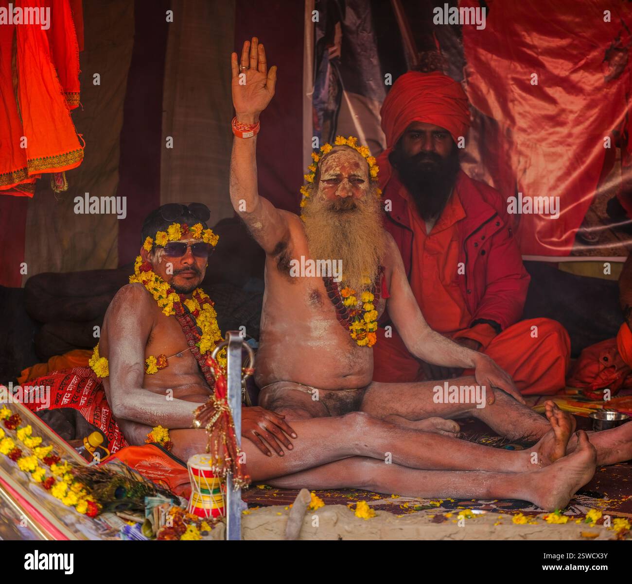 Naga Sadhus während des Maha Kumbh Mela Festivals in Prayagraj, Indien, in ihrem Zelt auf Gläubige wartet, Stockfoto