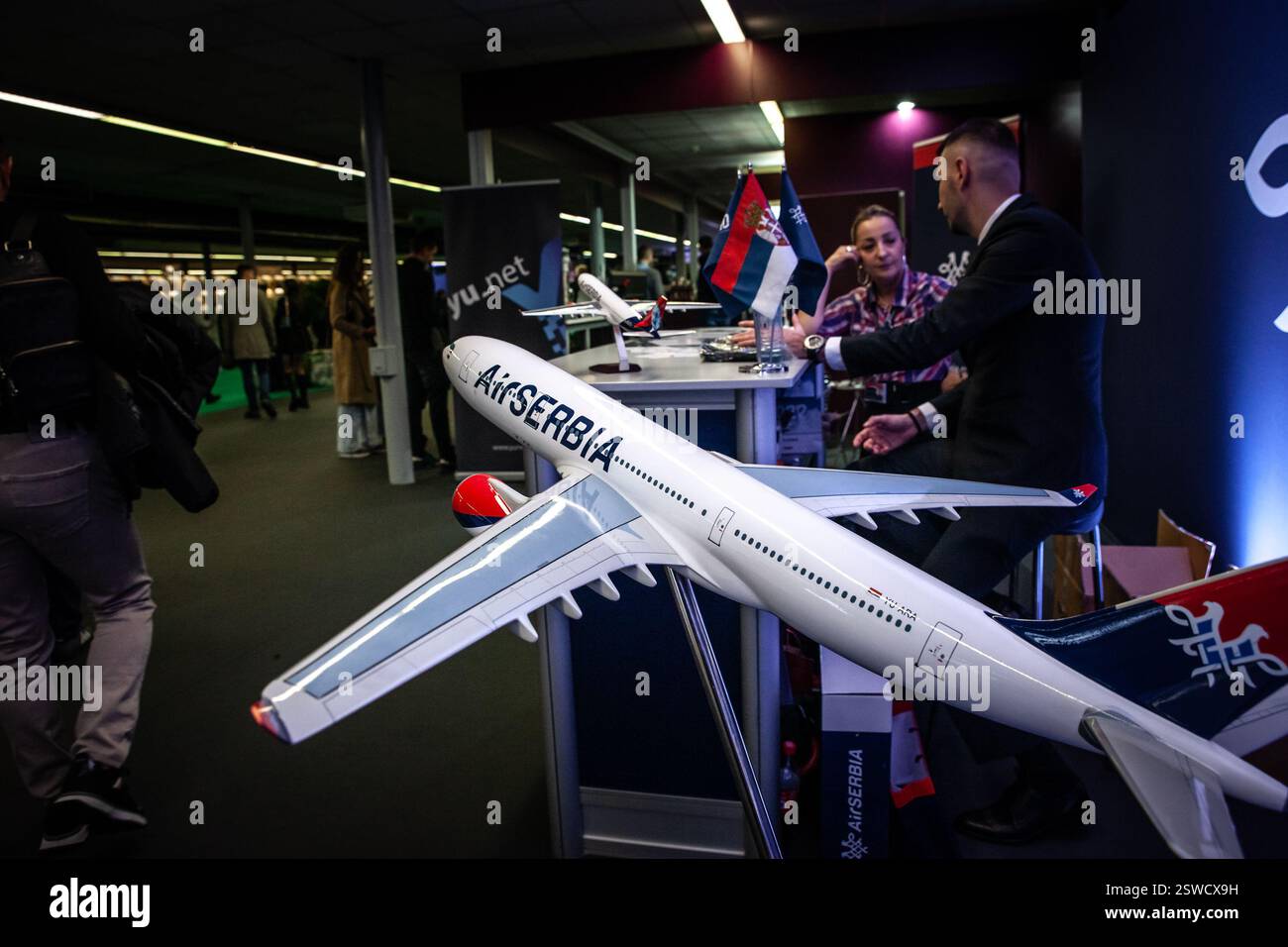 BELGRAD, SERBIEN - 12. OKTOBER 2024: Eine Boutique-Ausstellung mit dem Air Serbia Logo, das die nationale Fluggesellschaft symbolisiert. Air Serbia, ist die Flaggenairli Stockfoto