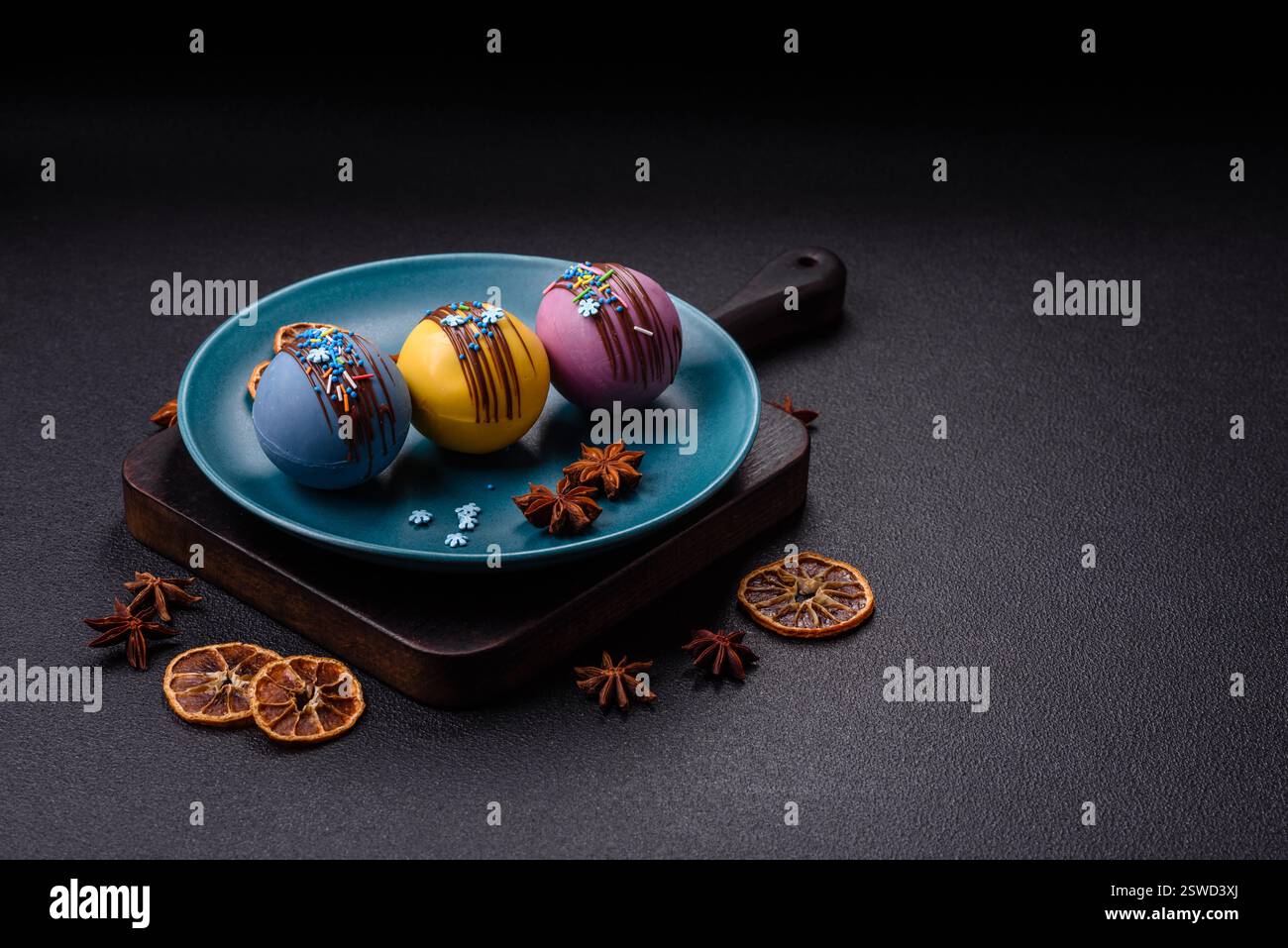 Süße Kakaobomben mit Marshmallows und Schokolade Stockfoto