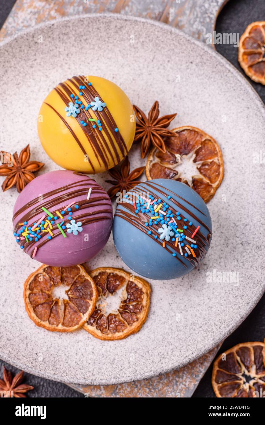 Süße Kakaobomben mit Marshmallows und Schokolade Stockfoto