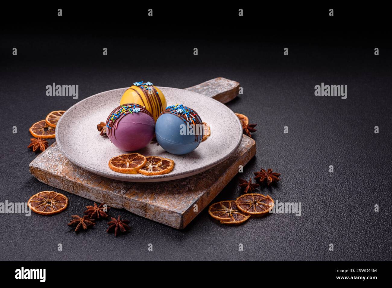 Süße Kakaobomben mit Marshmallows und Schokolade Stockfoto