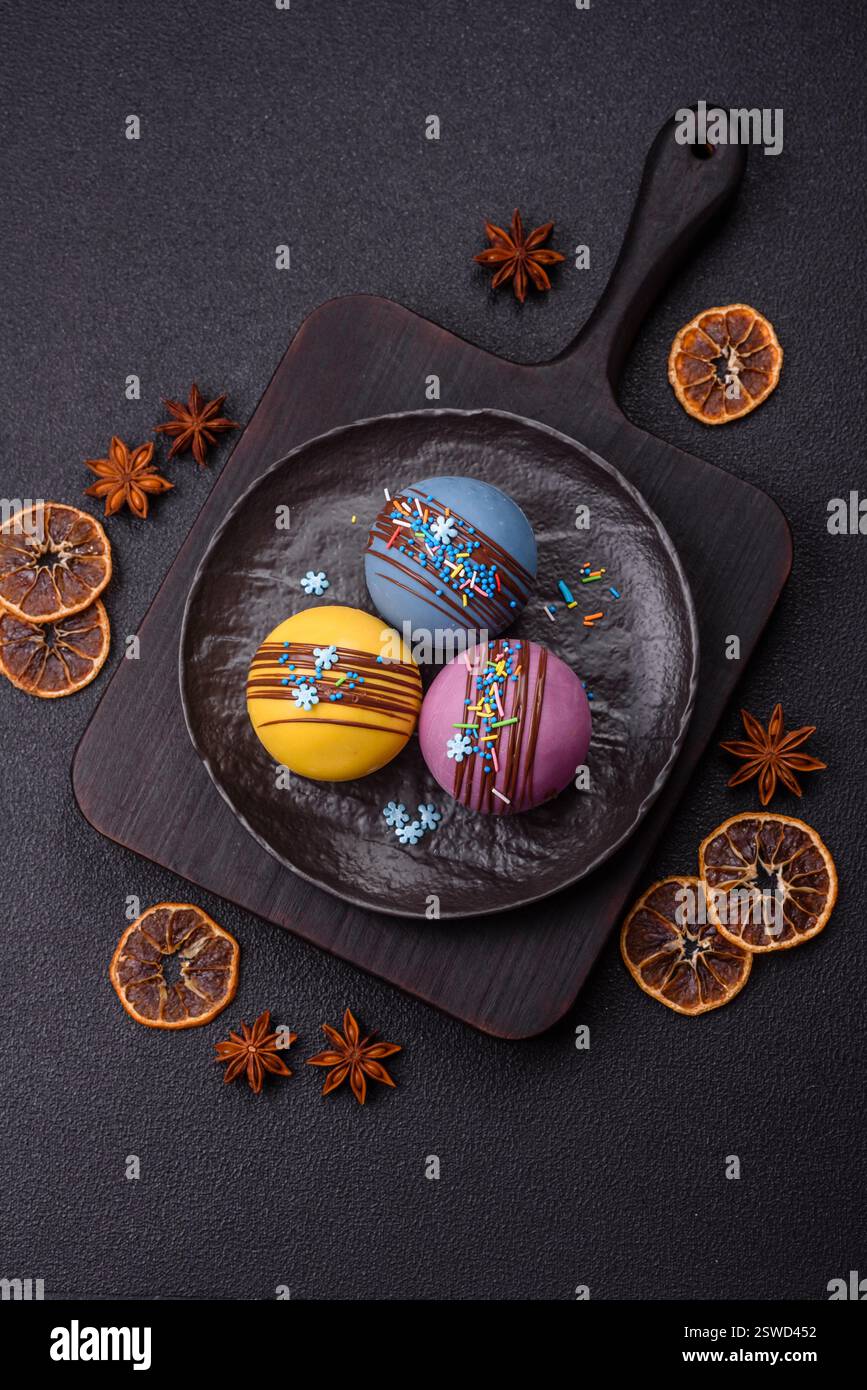 Süße Kakaobomben mit Marshmallows und Schokolade Stockfoto