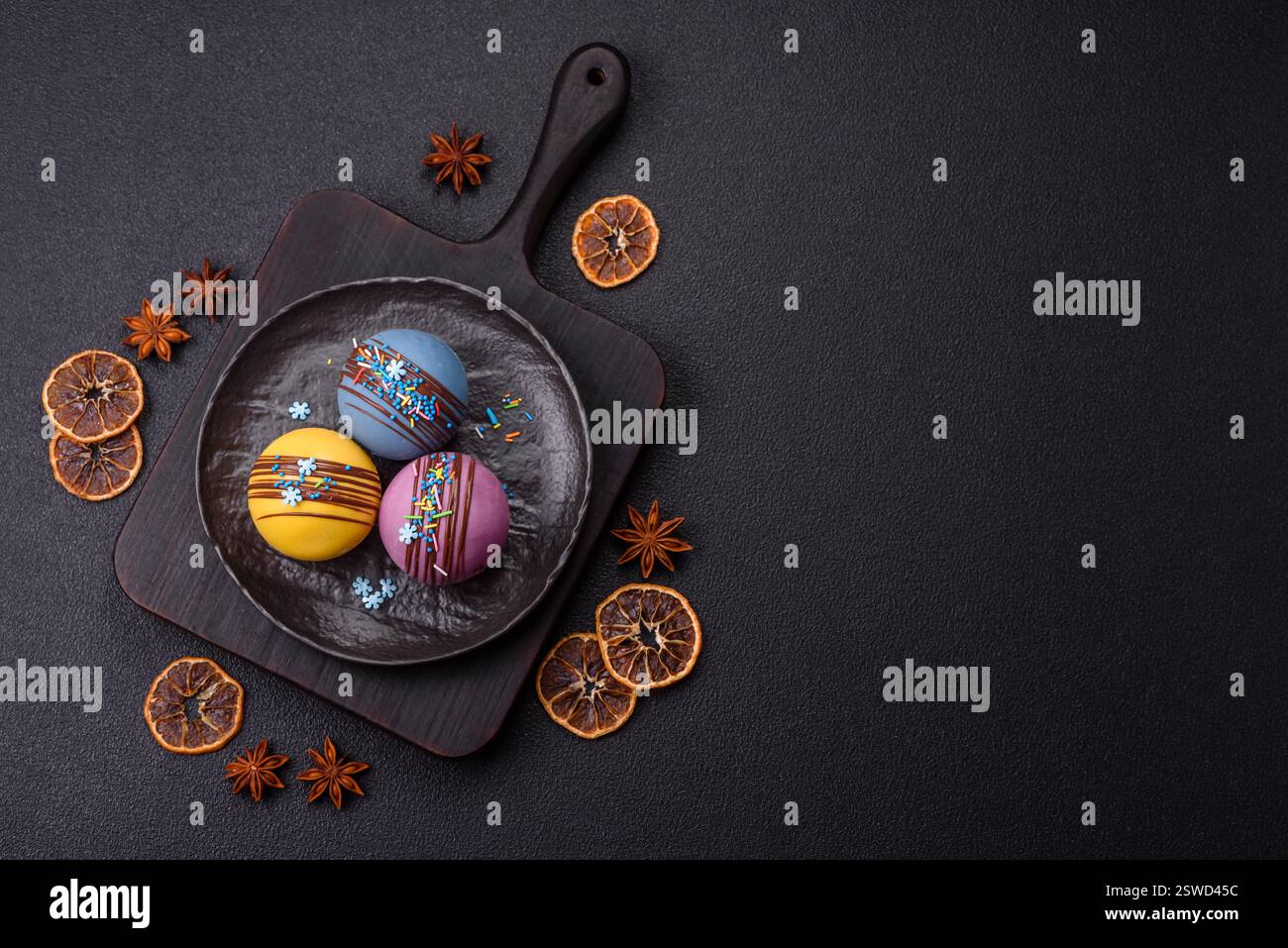 Süße Kakaobomben mit Marshmallows und Schokolade Stockfoto