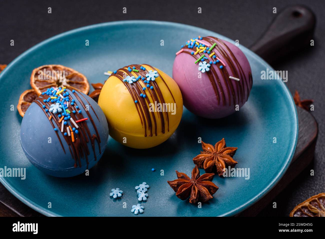 Süße Kakaobomben mit Marshmallows und Schokolade Stockfoto