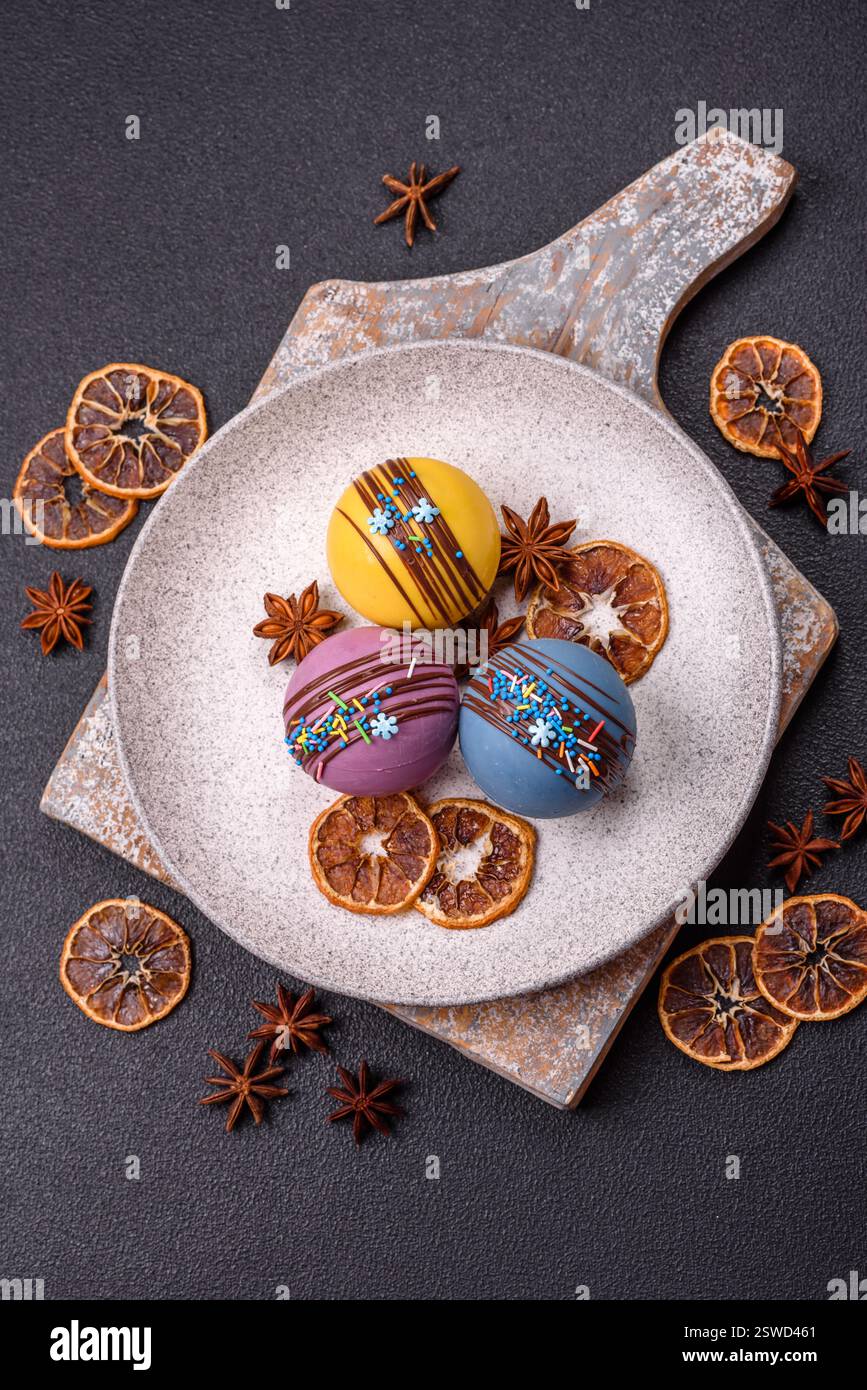 Süße Kakaobomben mit Marshmallows und Schokolade Stockfoto