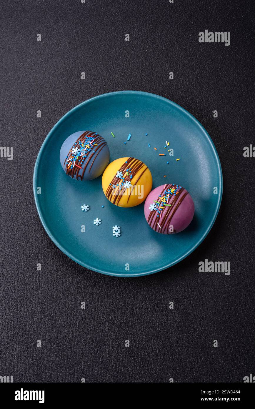 Süße Kakaobomben mit Marshmallows und Schokolade Stockfoto