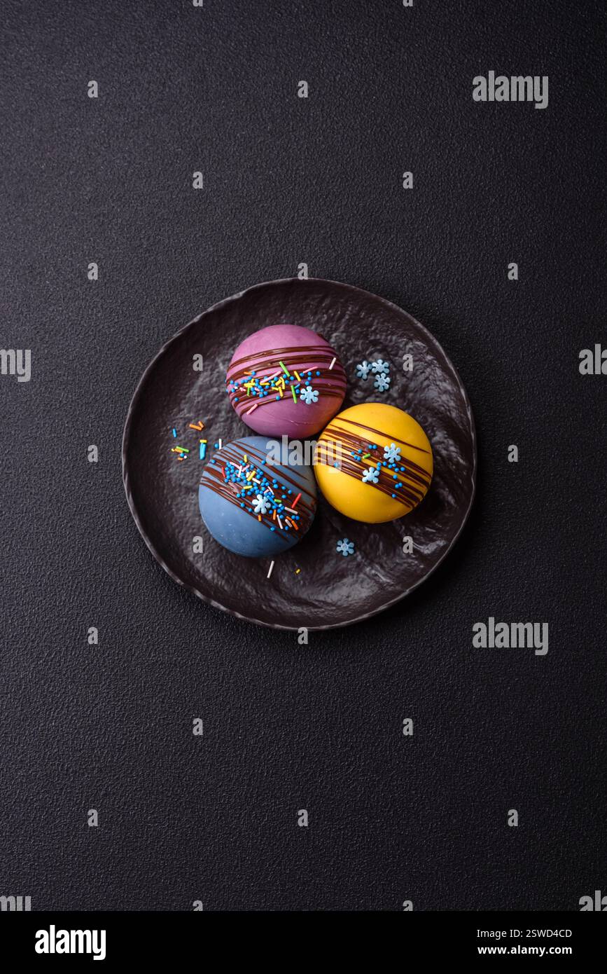 Süße Kakaobomben mit Marshmallows und Schokolade Stockfoto