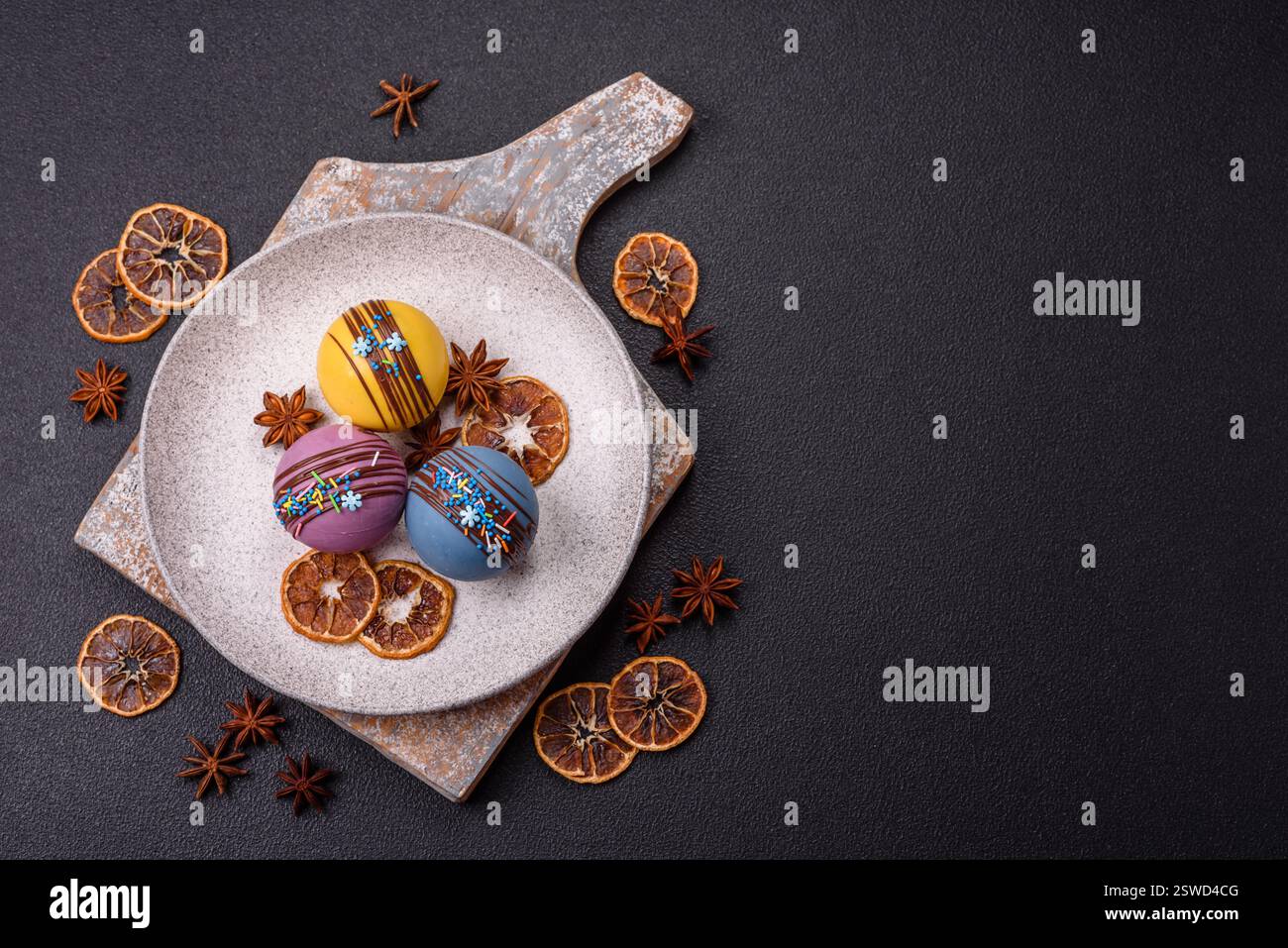 Süße Kakaobomben mit Marshmallows und Schokolade Stockfoto