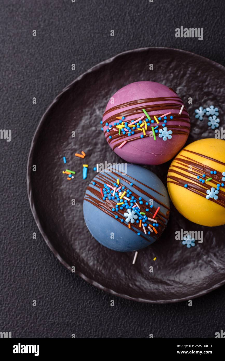 Süße Kakaobomben mit Marshmallows und Schokolade Stockfoto