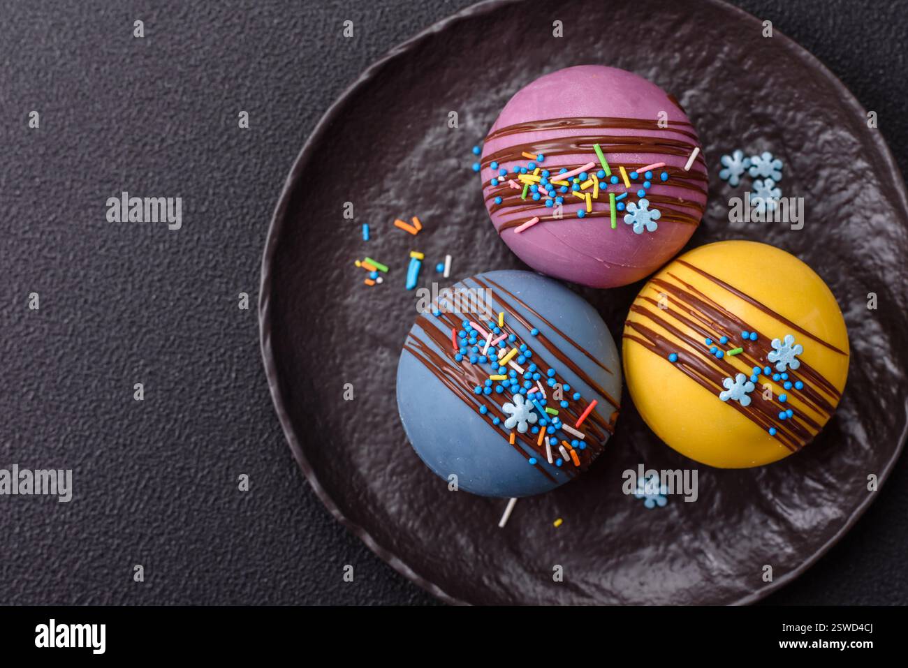 Süße Kakaobomben mit Marshmallows und Schokolade Stockfoto