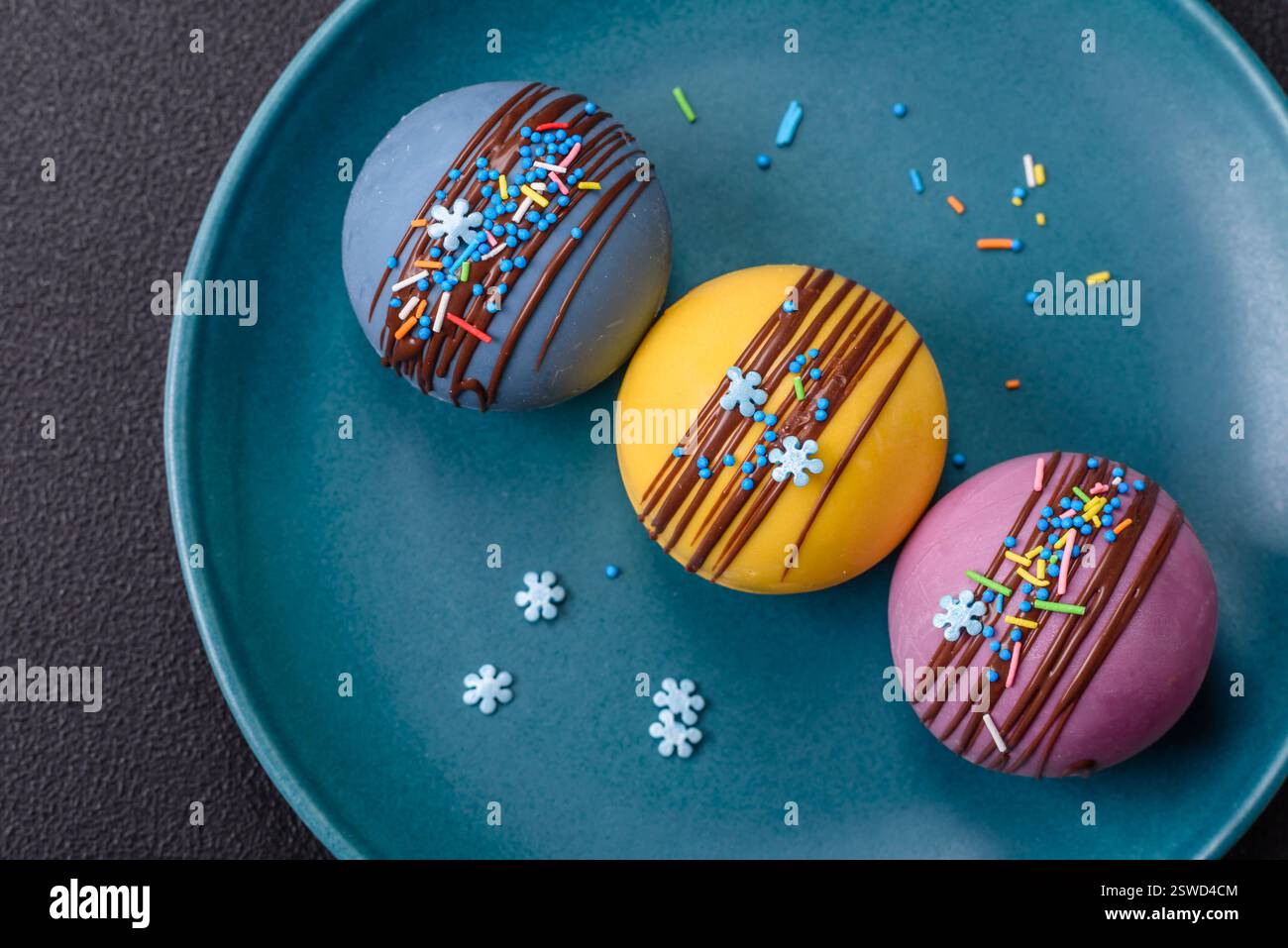 Süße Kakaobomben mit Marshmallows und Schokolade Stockfoto