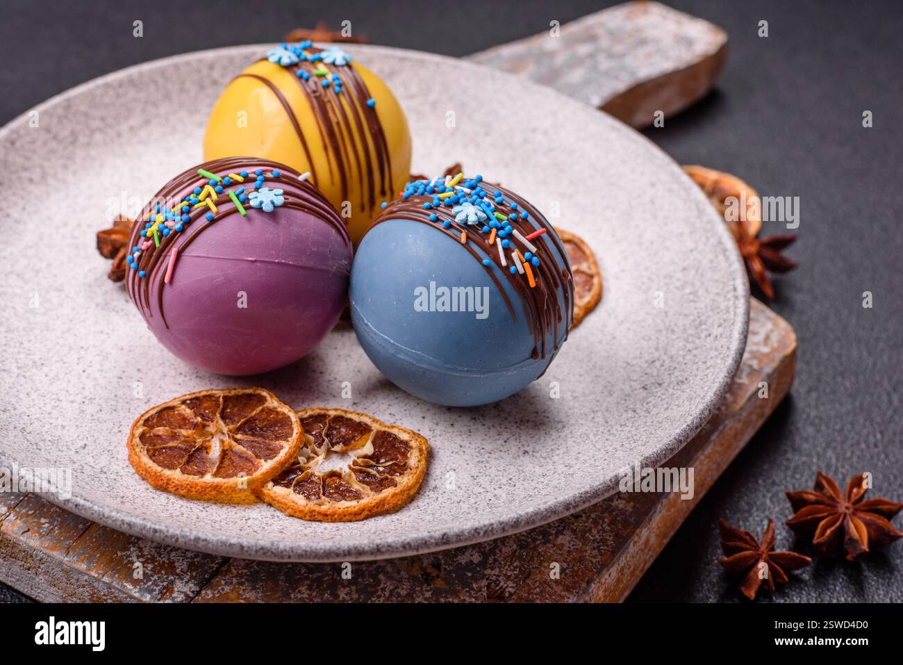 Süße Kakaobomben mit Marshmallows und Schokolade Stockfoto