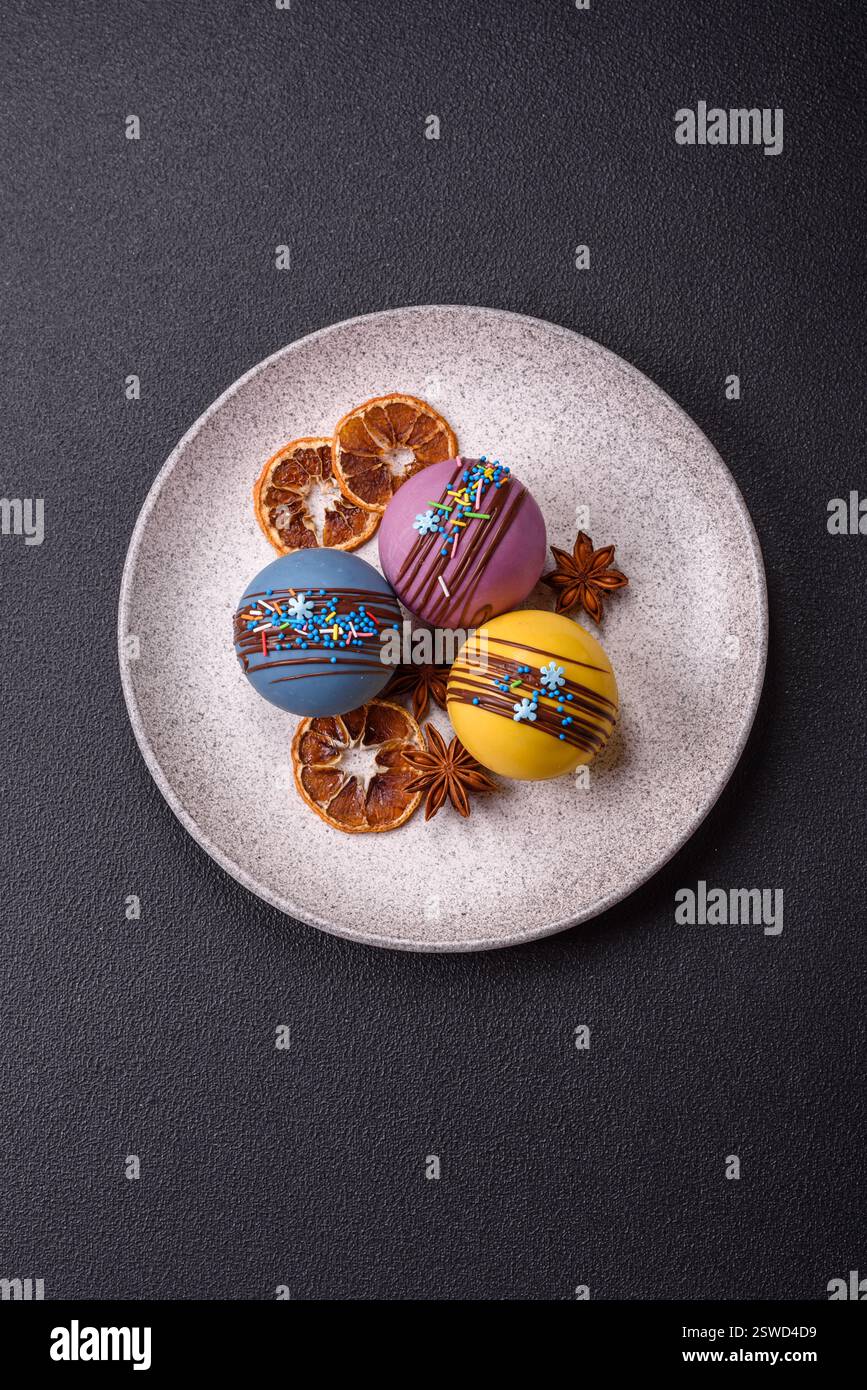 Süße Kakaobomben mit Marshmallows und Schokolade Stockfoto