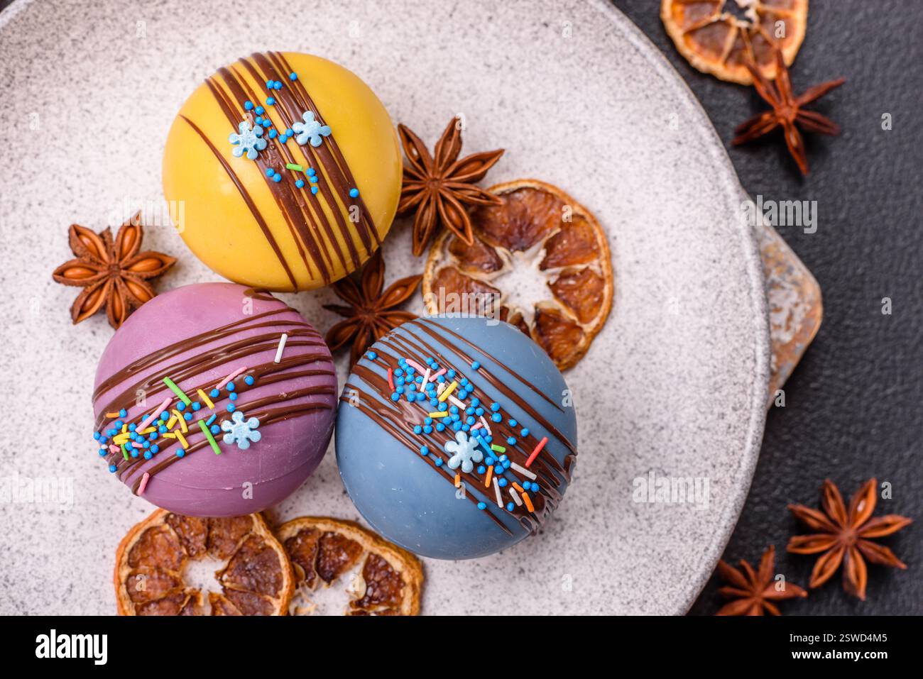 Süße Kakaobomben mit Marshmallows und Schokolade Stockfoto