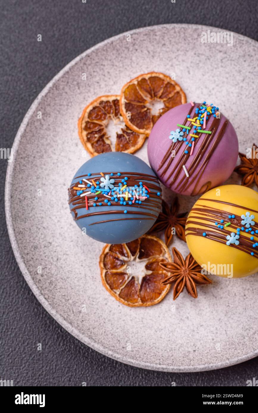 Süße Kakaobomben mit Marshmallows und Schokolade Stockfoto