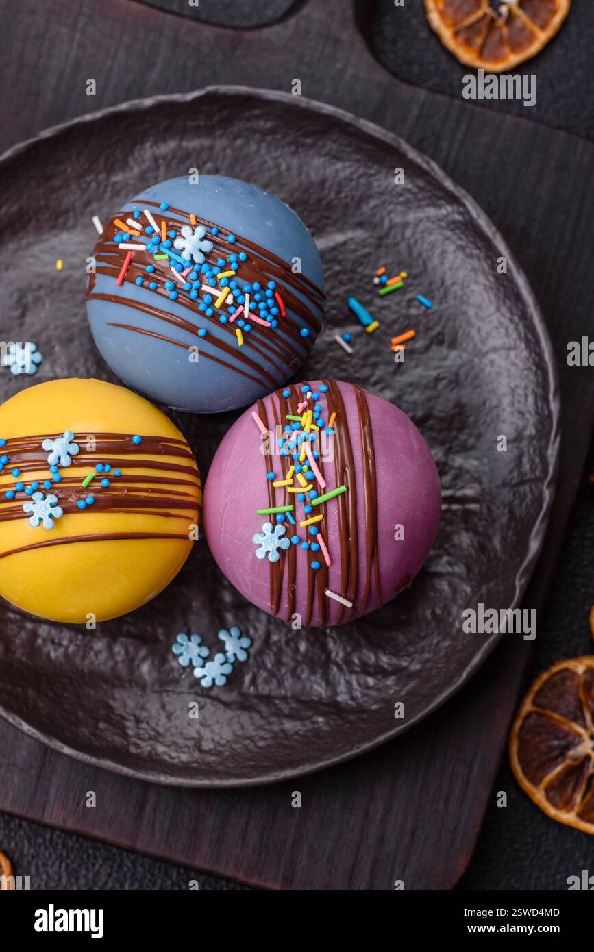 Süße Kakaobomben mit Marshmallows und Schokolade Stockfoto