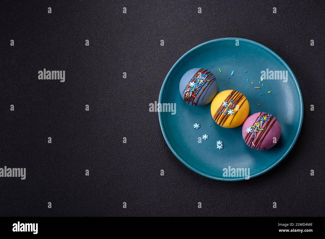 Süße Kakaobomben mit Marshmallows und Schokolade Stockfoto