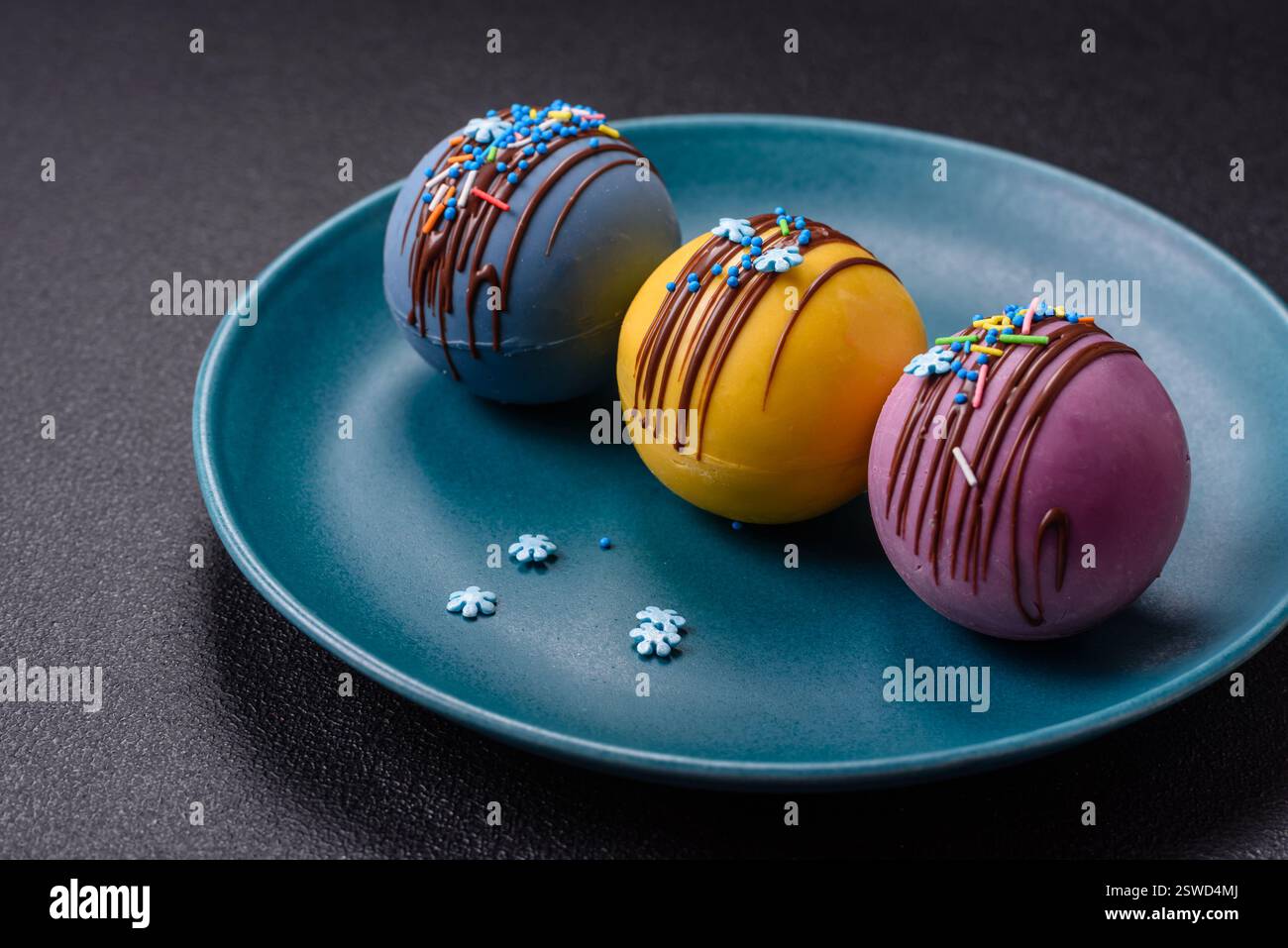 Süße Kakaobomben mit Marshmallows und Schokolade Stockfoto