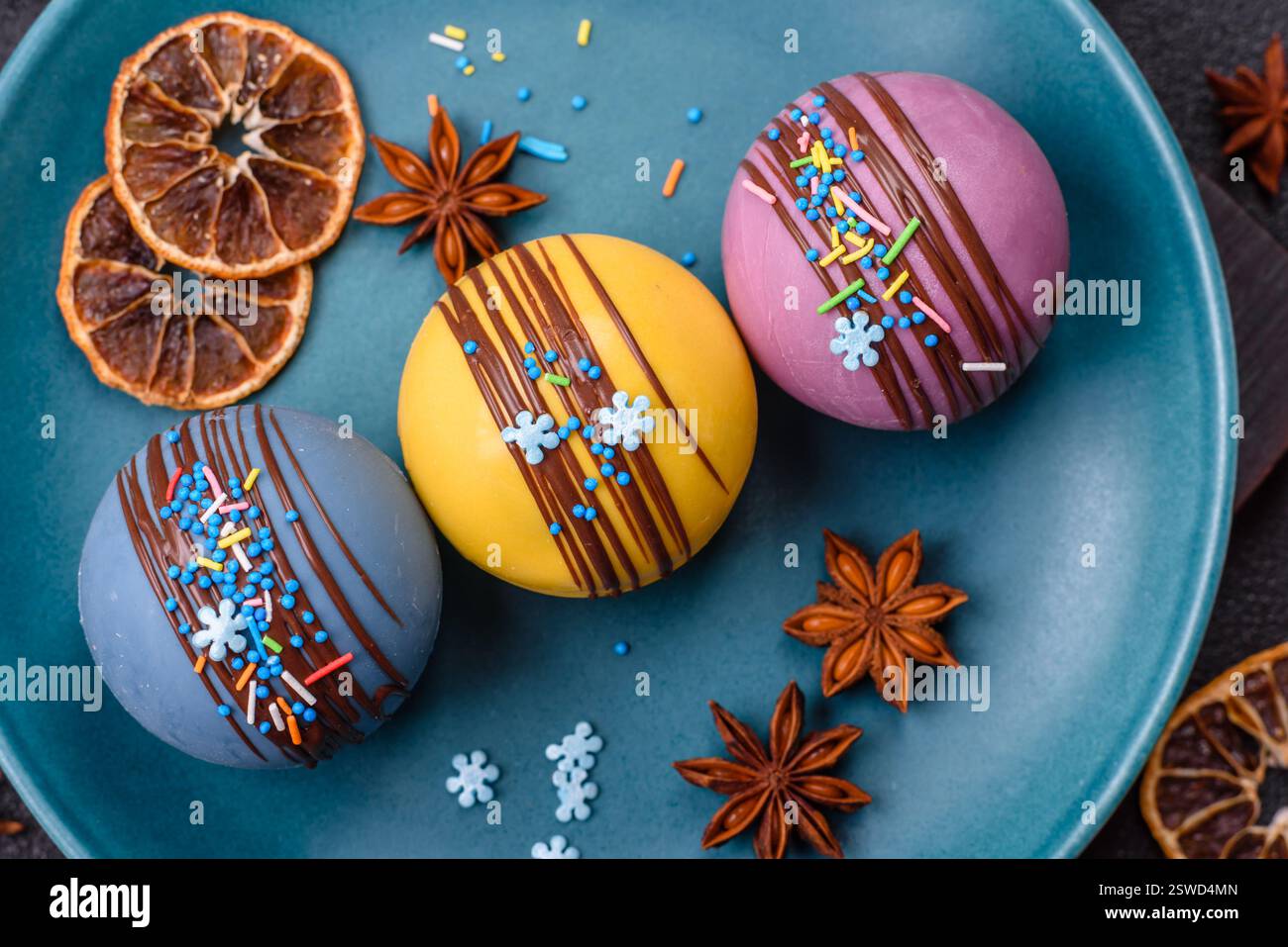 Süße Kakaobomben mit Marshmallows und Schokolade Stockfoto