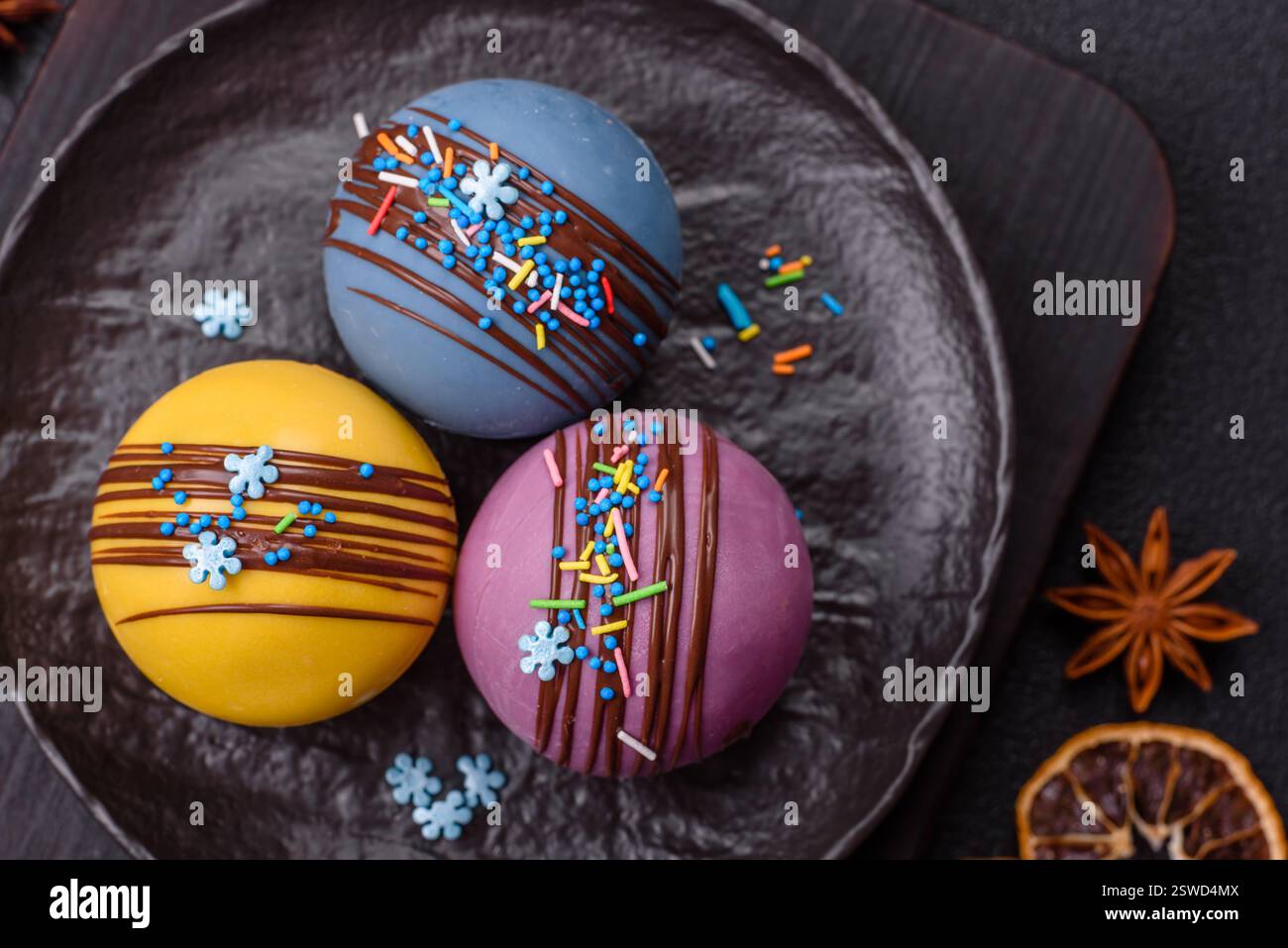 Süße Kakaobomben mit Marshmallows und Schokolade Stockfoto