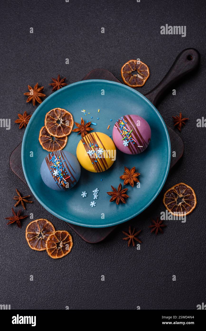 Süße Kakaobomben mit Marshmallows und Schokolade Stockfoto