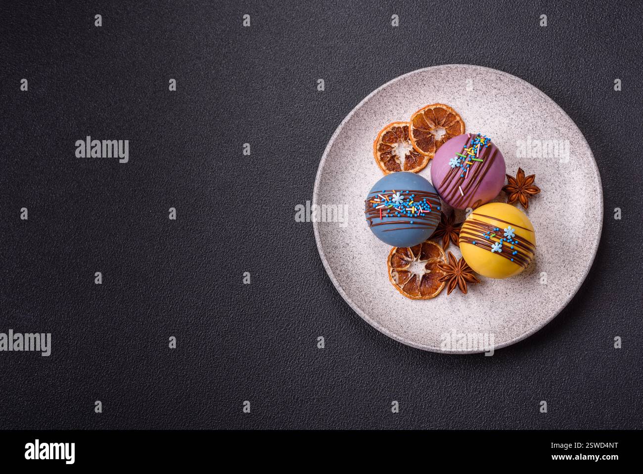 Süße Kakaobomben mit Marshmallows und Schokolade Stockfoto