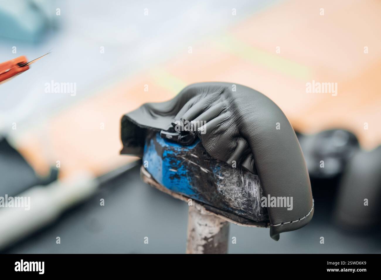 Handwerkliche Herstellung hochwertiger Lederwaren; eine Demonstration traditioneller Handwerkskunst Stockfoto