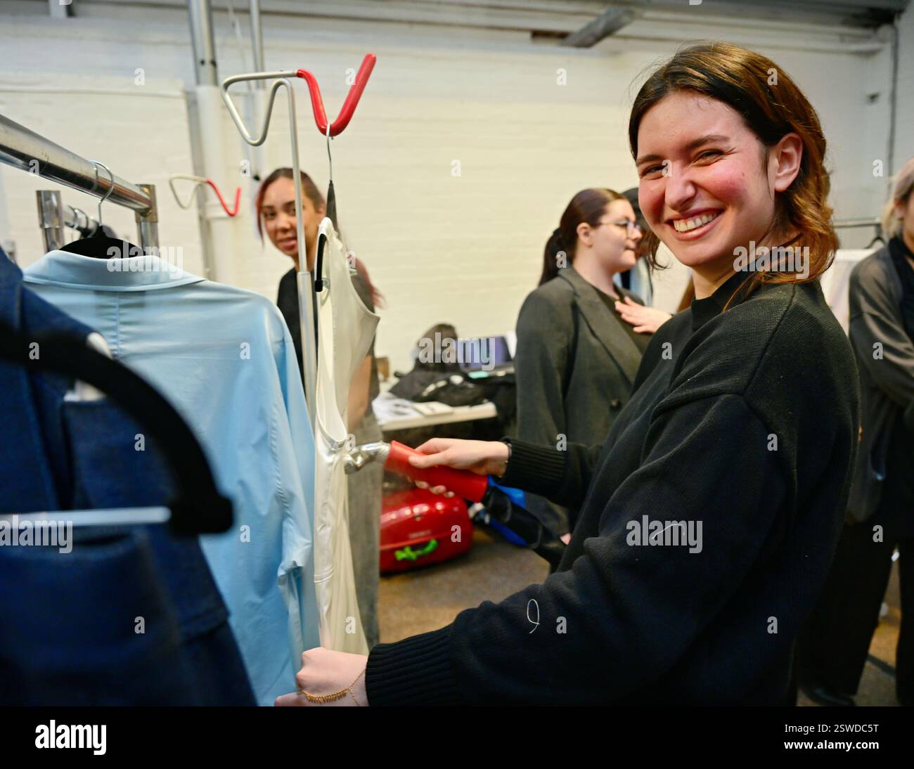 LONDON, ENGLAND: 20. Februar 2025: Backstage auf dem Fashion Hong Kong Runway & After Party AW25 in den Protein Studios, London, England. (Foto von 李世惠/siehe Li/Picture Capital) Stockfoto