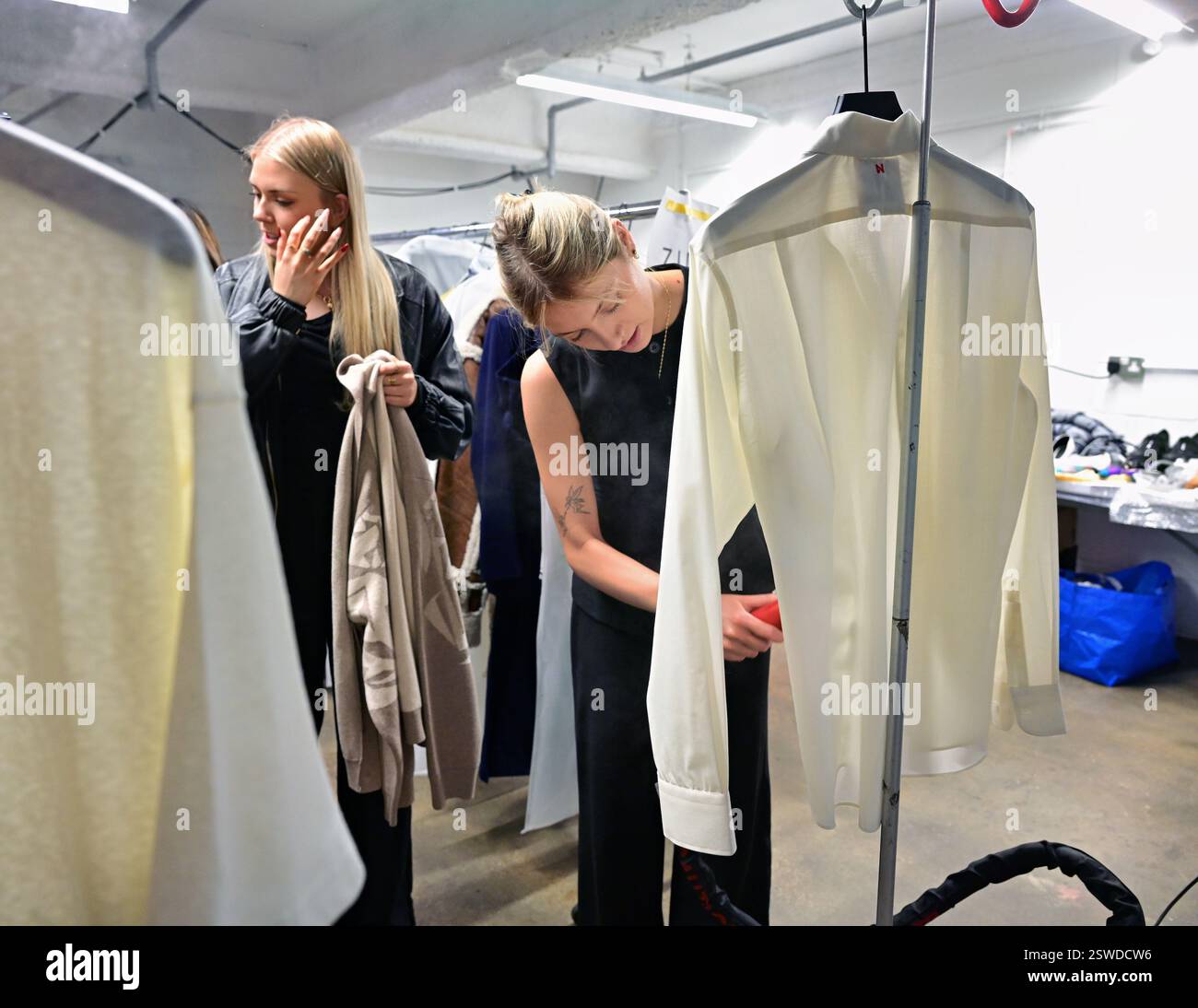 LONDON, ENGLAND: 20. Februar 2025: Backstage auf dem Fashion Hong Kong Runway & After Party AW25 in den Protein Studios, London, England. (Foto von 李世惠/siehe Li/Picture Capital) Stockfoto