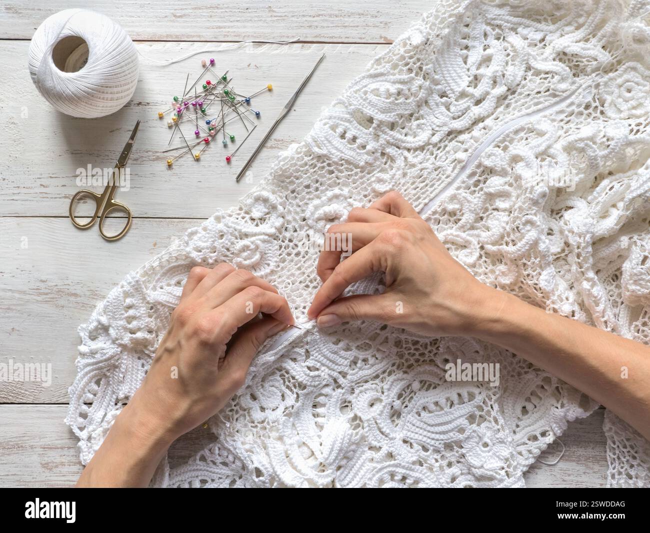 Hochzeitskleider aus irischer Spitze nähen. Stockfoto