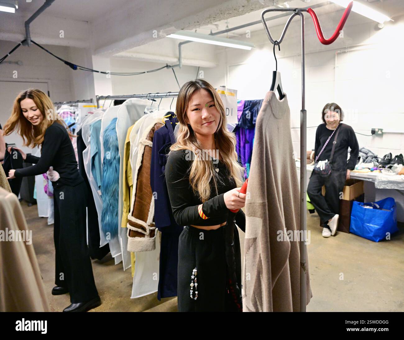 LONDON, ENGLAND: 20. Februar 2025: Backstage auf dem Fashion Hong Kong Runway & After Party AW25 in den Protein Studios, London, England. (Foto von 李世惠/siehe Li/Picture Capital) Stockfoto