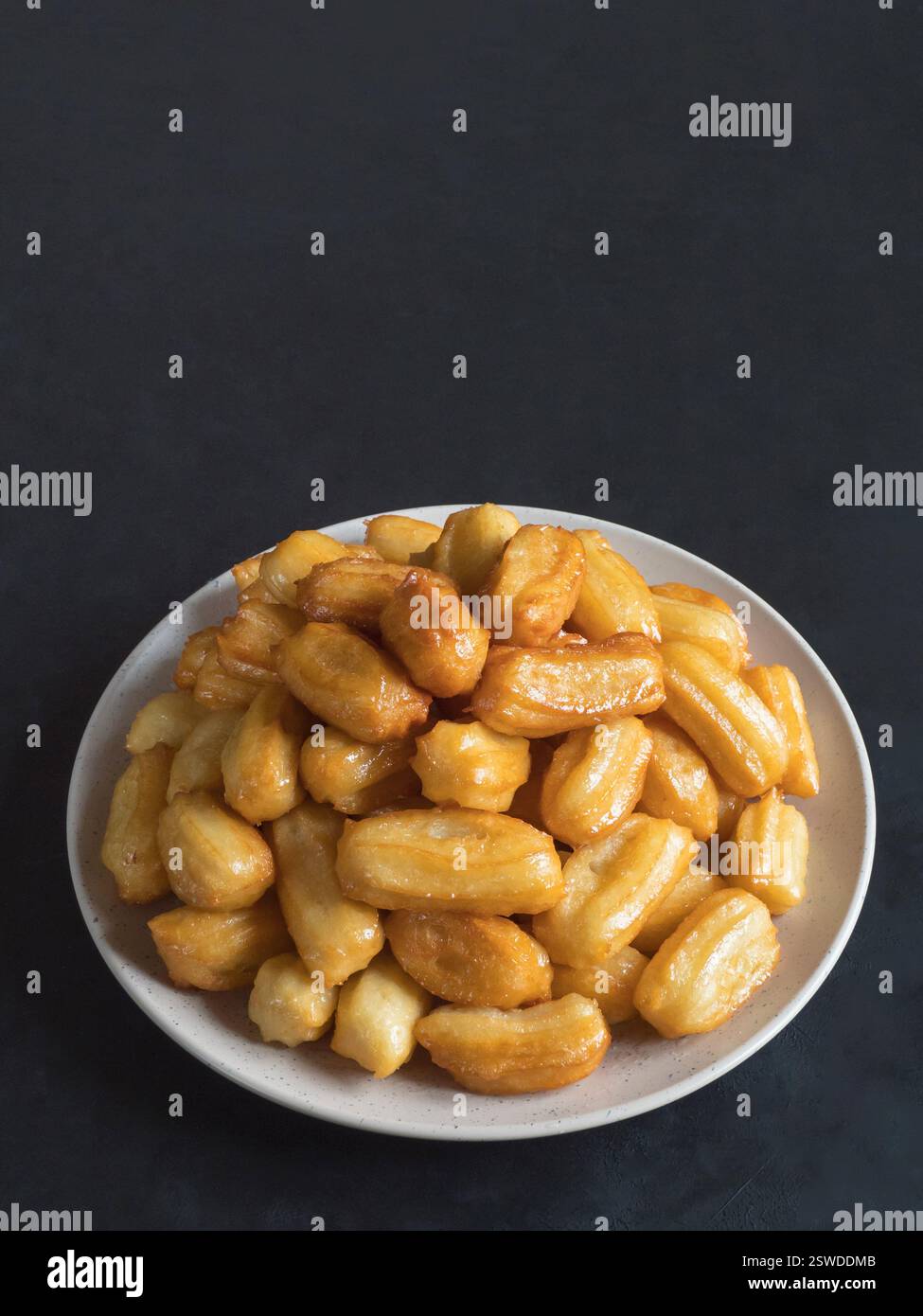 Tulumba Tatlisi: Traditionelle türkische Desserts Tulumba. Arabische Süßigkeiten feiern Eid Ramadan. Stockfoto