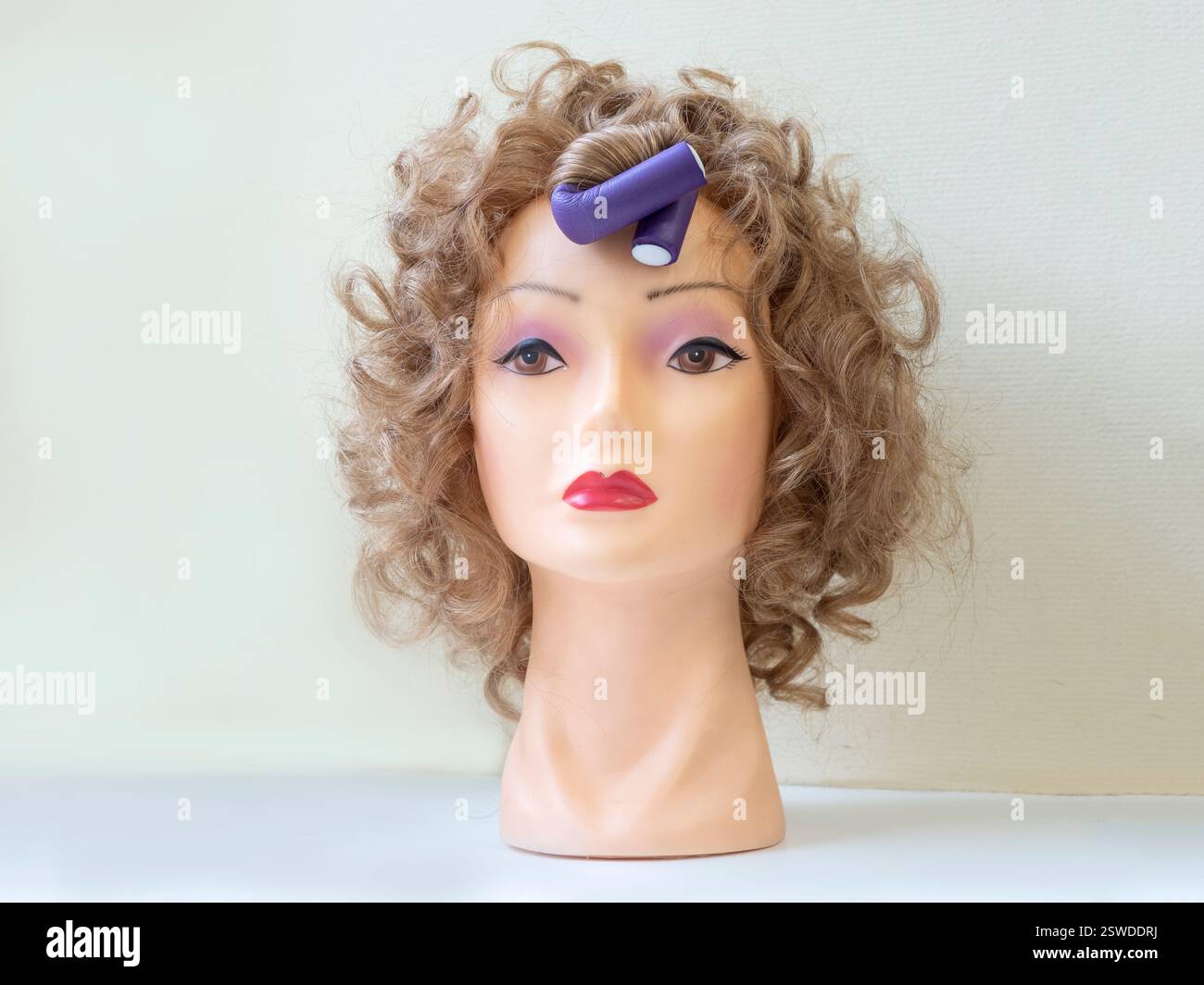 Flexible Lockenwickler am Kopf der Schaufensterpuppe Stockfoto