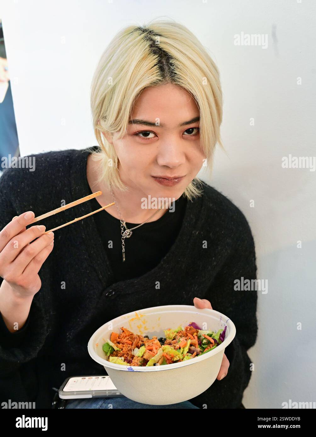 LONDON, ENGLAND: 20. Februar 2025: Backstage auf dem Fashion Hong Kong Runway & After Party AW25 in den Protein Studios, London, England. (Foto von 李世惠/siehe Li/Picture Capital) Stockfoto